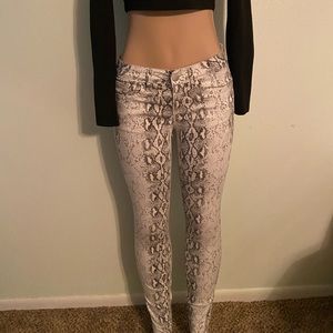 Juniors size 3/4 snake skin print pants